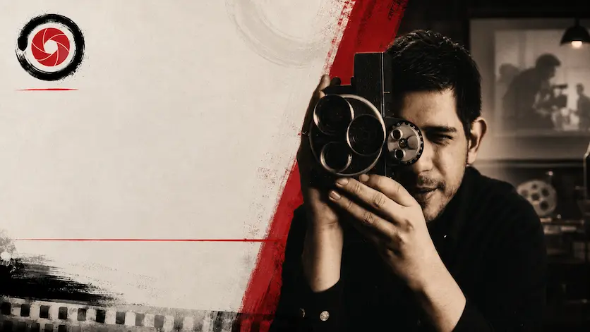 Tarjeta de instructor Erick Salas Kirchhausen sosteniendo una cámara de cine vintage